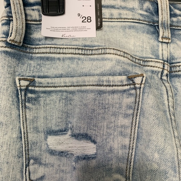 KanCan Jr “Gentle with Me” Light Blue Distressed Jeans size 9/28 - Picture 4 of 7